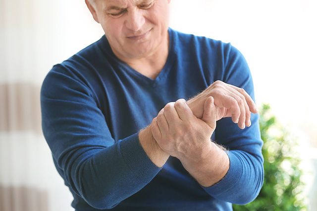 Wanita melakukan senaman ringan untuk sendi